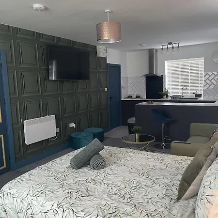 Apartment Entire Brand New Serviced In Moseley *